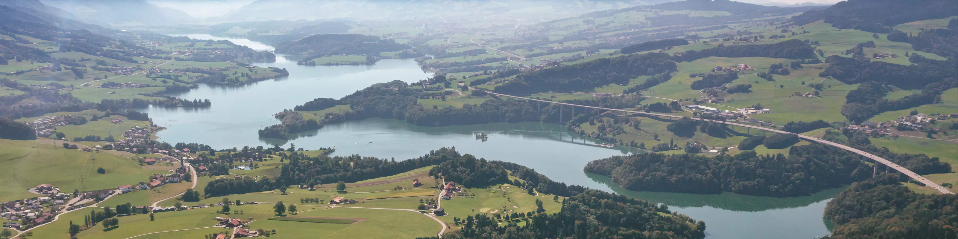 Photo de la région de la Gruyère et son lac