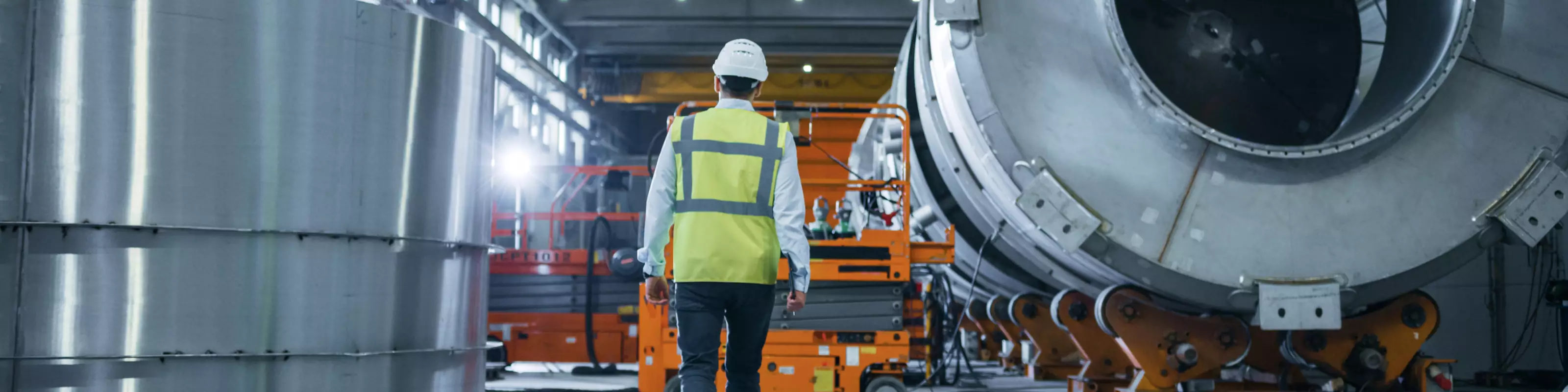 Photo d'un collaborateur technique dans une halle industrielle